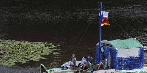 Plastik şişelerden gemi yaptılar!