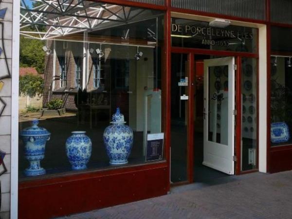 <p><b>1653 ? Royal Delft</b></p>  Hollanda'nın çömlek üreticisi döneminin ilk yüksek ölçekli çömlek fabrikasında Hollanda'nın Delft kentinde üretim yapıyordu.