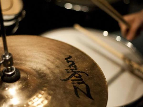 <p><b>1623 ? Zildjian</b></p>  Osmanlı döneminde İstanbul'da Avenis Zilciyan tarafından kurulan Zildjian halen ünlü müzik gruplarının kullandığı davul zillerinin üreticisi ve dünya lideri konumunda. Rolling Stones ve The Beatles gibi dünyayı sarsan grupların davulcuları Zildjian zili kullanmıştı. Şirketin tarihinden bir ilginç detay da İkinci Dünya Savaşı'nda ABD hükümetinin şirkete istisnai olarak bakır satın alma izni vermesiydi.