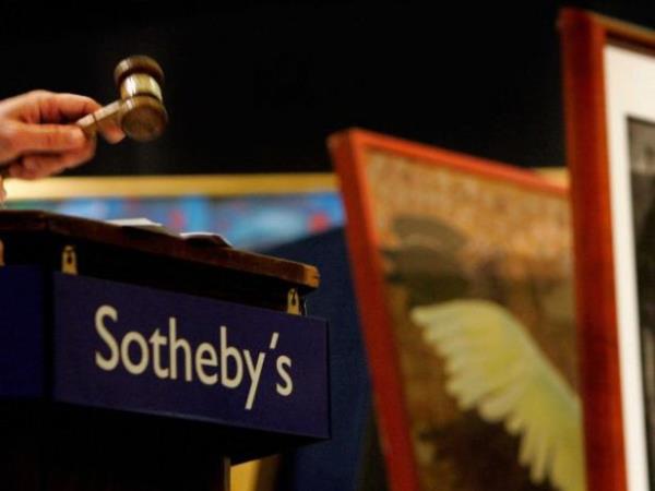 <p><b>1744 ? Sotheby's</b></p>  Halen adını sıklıkla duyduğumuz açık artırma şirketi Sotheby's de yüzyılları aşıp günümüze geldi. Şirket kitap satıcısı Samuel Baker'ın Londra'da kitap açık artırması düzenlemesiyle start alarak dünyayı değiştirdi.