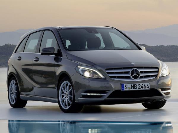 Mercedes B180 CDI 100 Km'de 5.6lt yakıt tüketiyor.