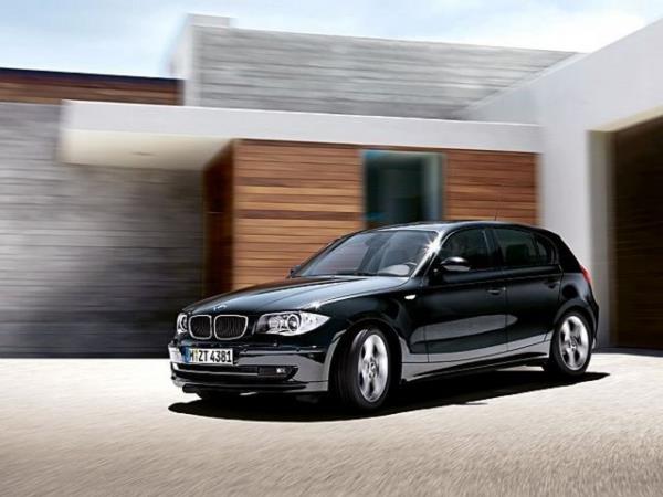 BMW 1 Serisi 100 Km'de 5.6 lt yakıt tüketiyor.