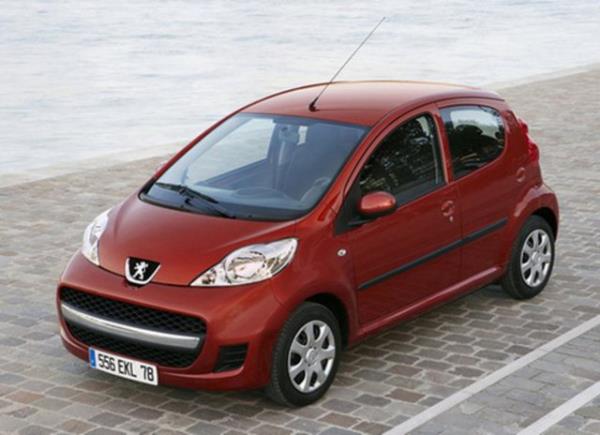 Peugeot 107 1.0 2Tronic 100 Km'de 4.6lt yakıt tüketiyor.