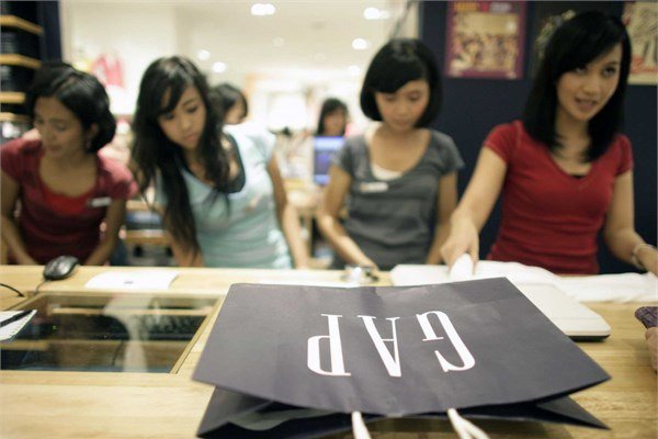 <p><b>GAP</b></p>  Uluslararası İşçi Organizasyonu'yla birlikte çalışan şirket gün boyu çalışanlarını kameralarla görüntüleyerek güvenli ve adil çalışma şartlarını sağladıklarını temin ediyor.