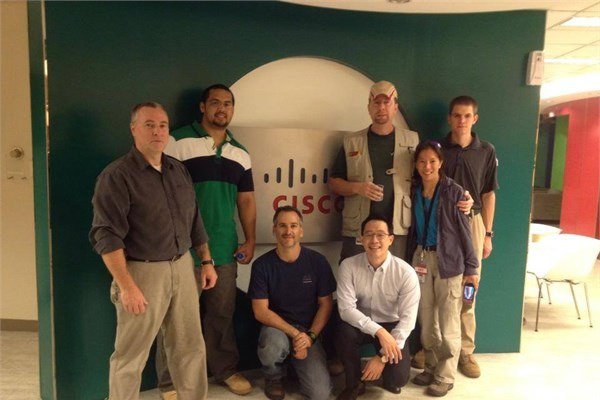 <p><b>Cisco</b></p>  Cisco'nun 'Tactical Operations' ( 'TacOps' ) takımı doğal afet yaşanan bölgelerdeki internet ve telefon bağlantılarını tekrar inşa etmekle görevli. Sadece ABD'yle kalmayıp dünya genelinde hizmet veren takım geçtiğimiz sene Filipinler'e yaklaşık 300 gönüllü ve 10 ücretli çalışanıyla yardım sağladı.