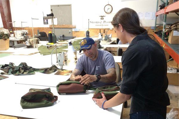 <p><b>Sword & Plough</b></p>  Şirket ABD ordusundan elde edilen atıklarla geri dönüştürülebilir çanta ve aksesuar üretiyor.