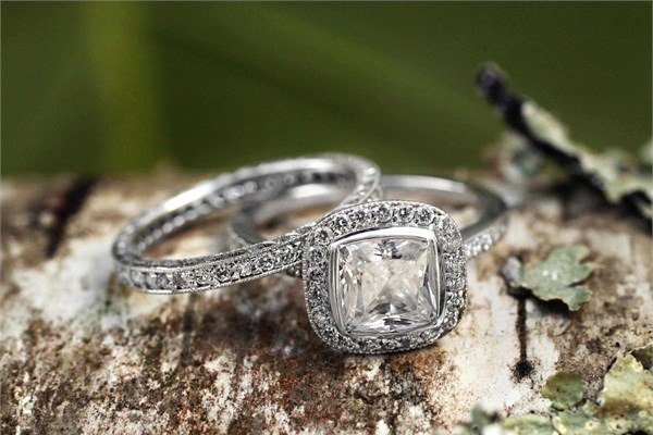 <p><b>Brilliant Earth</b></p>  2005 yılında San Francisco'da kurulan Brillian Earth elmas madenciliği konusunda oldukça hassas etik değerlere sahip. Firma yalnızca bu değerlere uygun şekilde çalıştırılan işçilerin çıkarttıkları ve ardından işlenen elmas satışı yapıyor. Buna ek olarak Earth karının yüzde 5'ini mücehver sektörünün gazabına uğramış insanlar için bağışlıyor.