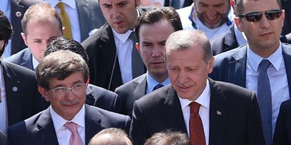 Erdoğan ve Davutoğlu Cuma namazını beraber kıldı