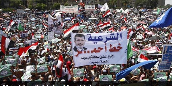Mısır'da yüzbinler Mursi için ayakta