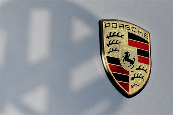 98- Porsche  <br>Marka değeri 11,370 milyar dolar.</br>