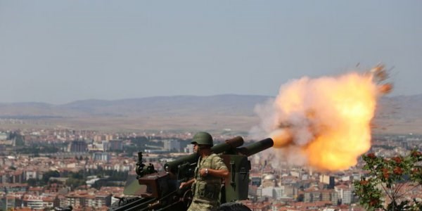 Başkomutan için 101 pare top atışı
