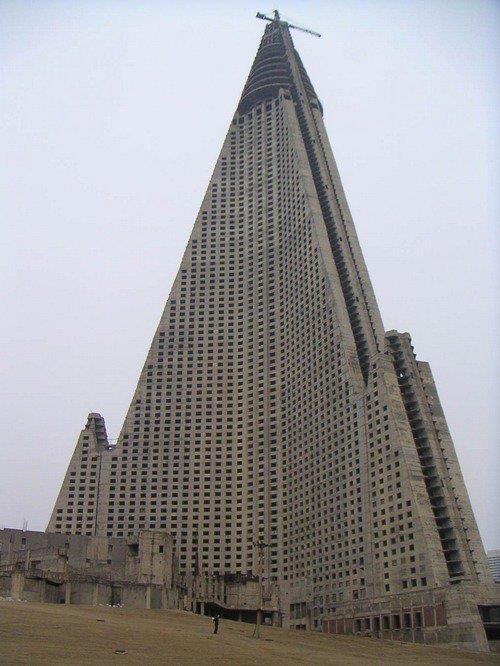 <br><b>Ryugyong Oteli, Kuzey Kore</b></br>  1989 yılında ülkenin en uzun binası ünvanına sahip olan ve içerisinde yedi resturant bulunan bu hotel açılmak için hazırlıklarını tamamlamıştı.