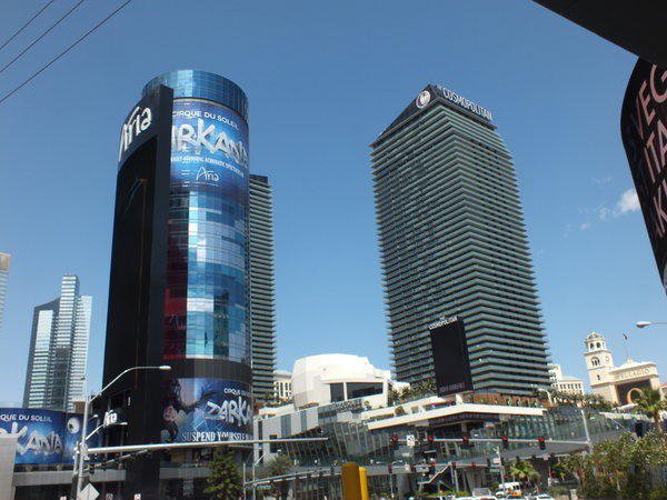 <br><b>Harmon Hotel, Las Vegas</b></br>  Maliyeti 282 milyon dolar olan yapı Foster & Partners firması tarafından bir butik otel olarak tasarlandı.