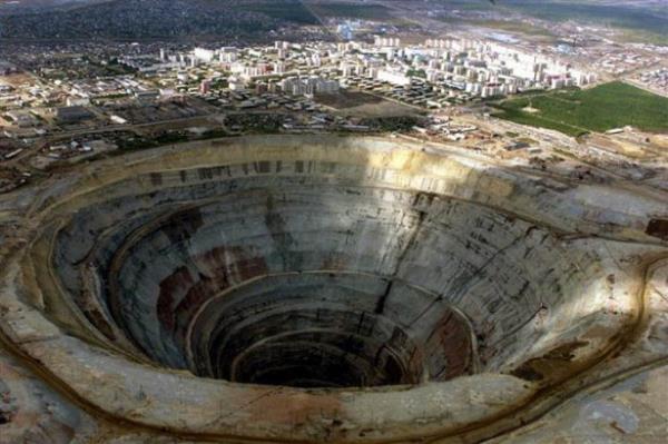 Araştırmalar sonucunda açılan çukur o kadar büyük ki etkisiyle yakınından geçen uçakları içine çekme riskine sahip.