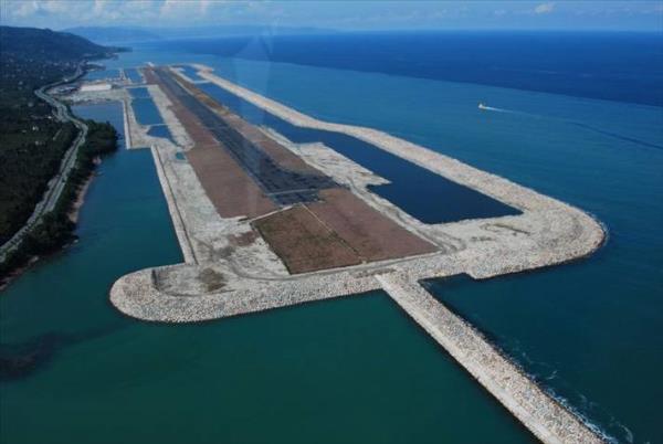 Devlet Hava Meydanları İşletmesine bağlı helikopterle havalanan basın mensupları, yapımına 2011 yılında başlanan projeyi havadan fotoğraflayıp görüntüledi.
