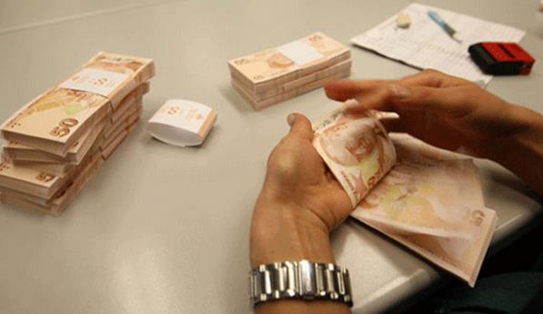 Kurban Bayramı öncesi bankalar kredi yarışına girdi. Müşterilerine ihtiyaçları doğrultusunda uygun faiz oranıyla bayram desteği olmaya çalışan bankaların verdiği kredilerde faizler yüzde 0.89?dan başlıyor. İhtiyaca göre 50 bin liraya kadar kredi imkanı sunan bankalar ?bayramlarda ödemesiz kredi? seçenekleriyle de müşterilerinin yüzünü güldürüyor.