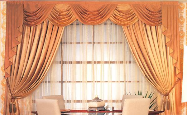 Sıcaklığın içeride kalması için geceleri perdelerinizin örtülü olması da büyük enerji tasarrufu sağlıyor.