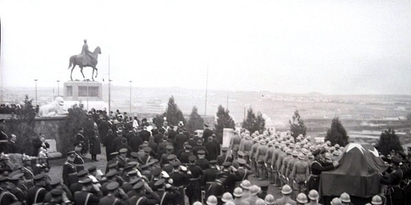 Ata'nın cenazesinin Etnografya Müzesi'ne yolculuğu