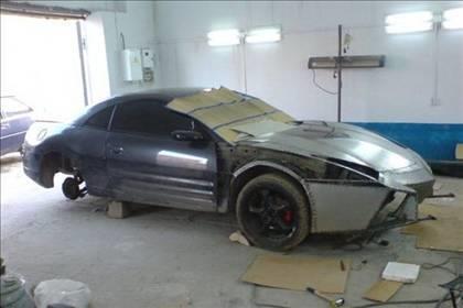 Ukrayna'da bir kişi eski model Mitsubishi'sini evde hayranı olduğu Lamborghini'ye işte böyle çevirdi!