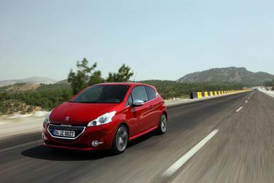 İthal araç satışında ilk 10 sıralamasında Peugeot 13 bin 853 adetle yedinci sırada yer aldı.