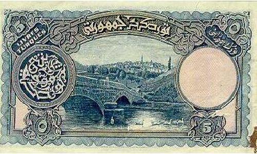 Ak Köprü  <br>  Ancak basılacak banknotların figürlerinin belirlenmesi uzun sürdü ve banknotların basılması Eylül 1927’ye kadar sarktı.  Bundan dolayı Türkiye Cumhuriyeti’nin bastırdığı ilk kağıt para ancak 5 Aralık 1927 tarihinde tedavüle girebildi. Tedavülde olan evrakı nakdiyeler ise, 4 Aralık 1927 tarihinden itibaren dolaşımdan çekilmeye başladı ve  4 Eylül 1928 tarihinde ise tedavülden kaldırıldı.