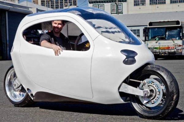 Şehir nüfusunun artmasıyla birlikte taşıt trafiği de buralarda büyük bir sorun haliye geliyor. Şehrin kalabalık ve yoğunluğuna karşı geliştirilen Lit Motor C-1, iki tekerlekli, tümüyle elektrikle çalışan küçük bir otomobil. Bir motorsiklet kadar kompakt araç, bir otomobil konforu sunuyor.