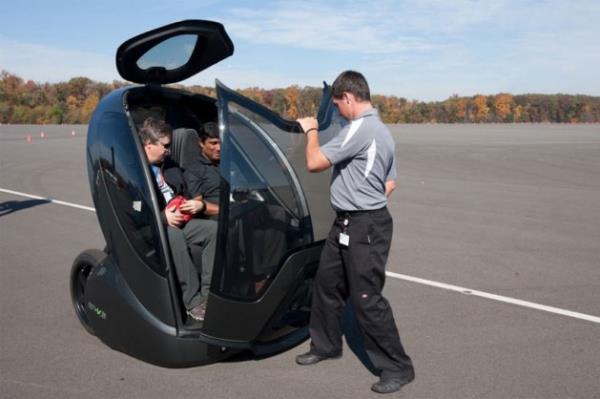 Gelecekte böyle bir otomobile bindiğinizi hayal edebiliyor musunuz? General Motors tarafından geliştirilen EN-V konsept otomobiller, geleceğin otomobili olacak. Bu iki kişilik elektrikli otomobilin gücü 7 KW. Akıllı kendi kendine sürüş teknolojisine sahip olan otomobil, küçük olması nedeniyle inanılmaz bir manevra kabiliyetine sahip.