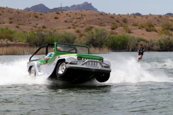 WaterCar Panter, karadan denize inebilen amfibi özelliğe sahip bir otomobil. 3,7 litre V6 benzinli Honda motoruyla çalışan Jeep, hem karada hem de suda gidebiliyor. Dünyanın en hızlı amfibious otomobili olan bu araç karada saatte 130 kilometre hız yaparken suda ise saatte 70 kilometre hızla yol alıyor. Otomobil karadan suya geçerken 15 saniyede hazır konuma geçiyor.