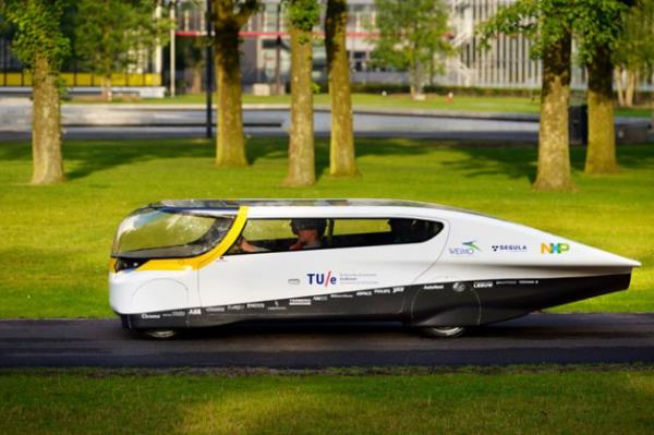 Eindhoven Teknoloji Üniversitesi'ndeki öğrenciler "Stella" adında güneş enerjisiyle çalışan bir aile otomobili geliştirdiler. 4 kişilik olan otomobil güneş panelleri sayesinde güneşten gelen enerjiyle çalışıyor. Öğrencilere göre, otomobil 600 kilometre yol gidebiliyor