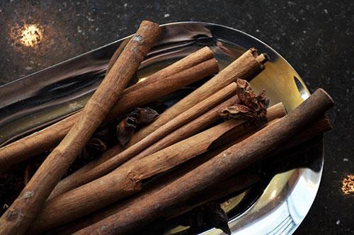 Çubuk vanilya koklayın, araştırmalara göre kokusu bile tatlı krizinizi giderebiliyor.