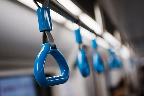 Otobüste veya başka bir yerde ayakta durmak saatte yaklaşık ilave 50 kalori yakmanızı sağlar..