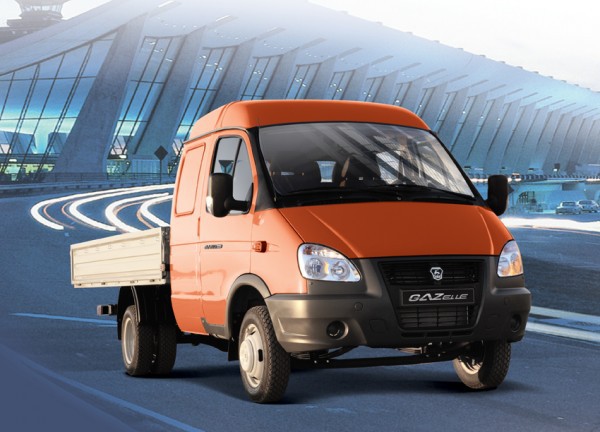 Rusya'nın önemli ticari araç markası olan ve Türkiye'de Mersa Otomotiv işbirliğiyle Sakarya'da üretilen Gaz Ticari Araçlar'ın “GAZelle Business” modeli, yükselen döviz kurlarını fiyatına yansıtmadı. 29 bin 900 TL'lik fiyatıyla dikkat çeken GAZelle Business, 3.5 ton ağırlığı ve 1.660 kg taşıma kapasitesiyle öne çıkıyor. GAZelle Business, kısa veya uzun şasi, kasalı, kasasız, çift ve tek kabin olarak 10 farklı versiyonda satılıyor. 2.8 lt (120 HP) Cummins dizel motorlu GAZelle Business'ın fiyatı, temmuz sonuna kadar değişmeyecek.