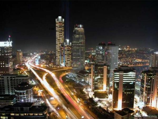 Araştırmaya katılanlar vatandaşlar ikamet ettikleri yerde en çok sokaktan gelen gürültü, evin küçüklüğü, bahçe veya balkon bulunmaması gibi konulardan şikayet etti. Yaşadıkları ilçede trafik kurallarına uymak ve çevreyi kirletmemek kriterlerine uyulmadığını ifade eden katılımcılar, en memnun olmadıkları kamu hizmetlerini otopark, trafik düzenleme, yeşil alan miktarı, park ve oyun alanları, hava kirliliğiyle mücadele şeklinde sıraladı.  <br>  Katılımcılar faaliyet alanlarından internete istediklerinden daha çok vakit ayırdığını aktarırken, kitap ve dergi okumaya, oyun, televizyon, gönüllü hayır işleri ve politik faaliyetlerde yer almaya istediklerinden daha az zaman ayırdığını belirtiyor.