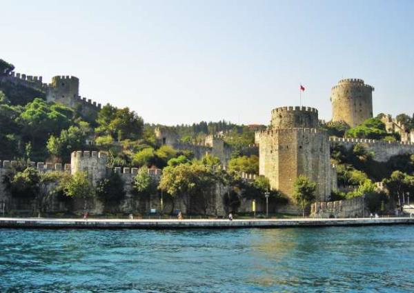 Katılımcıların yüzde 49,3'ü işinin çok stresli ve zahmetli olduğunu düşünürken, yüzde 43,5'i maaşından memnun olmadığını ifade ediyor.    <br>İş hayatıyla ilgili en sık yaşanılan sorun ise evle ilgili yapılması gereken bazı işleri yapamayacak kadar işten yorgun gelme oldu. Bu sorunu, bireylerin işe harcanan zaman nedeniyle ailesine karşı olan sorumluluklarını yerine getiremeyişi izledi.