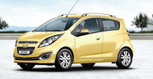 <p><b>CHEVROLET SPARK</b></p>  Chevrolet'in minik otomobili Spark, tasarımı ve canlı renkleriyle herkese pozitif enerji aşılıyor. Uygun fiyatı ve zengin güvenlik donanımıyla listemizin en iddialı otomobillerinden. 1.2 lt'lik benzinli motoru sayesinde en düşük MTV diliminde yer alan bu aracın kullanım giderleri de düşük seviyede. Sadece 857 kg boş ağırlığa sahip olan Spark'ta 82 HP'lik motor gücü sınıf standartlarında. Tek donanımla satılan Spark'ın, anahtar teslim fiyatı 29.241 TL.