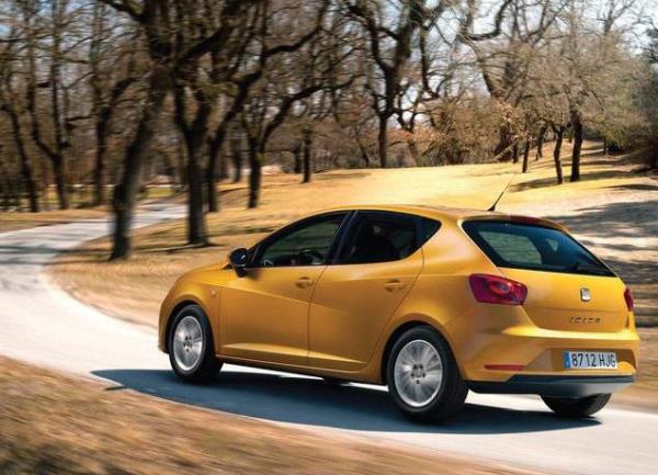 <p><b>SEAT IBIZA</b></p>  Makyajlı yüzle birlikte yeni motor seçeneklerine de kavuşan Ibiza, küçük sınıfın en göz dolduran modellerinden biri. Küçük sınıfta olmasına rağmen sunduğu ferah kabiniyle, keyifli yolculuklar yapabilme olanağı sağlayan bu küçük İspanyol boğası, 29.600 TL'den başlayan fiyatıyla tercih edilebilir bir model. Ibiza'da 1.2 TSI ve 1.6 TDI seçenekler 30.000 barajının üstündeyken 85 HP'lik 1.4 atmosferik versiyon listemize giriyor.