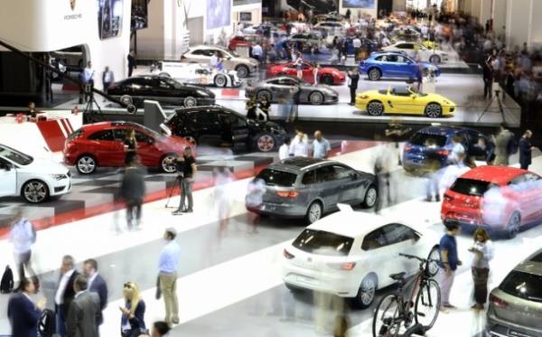 Auto Show 2015 Fuarı TÜYAP Fuar Merkezi'nde kapılarını açtı. Fuarın ilk gününde çok sayıda markanın yeni araçları görücüye çıktı.