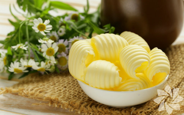 4. Yağ, vücuttaki en büyük organı sağlıklı tutar<br>  Yağ, hücre zarının bir kısmını oluşturur ve deri çok sayıda hücreden oluşur. Yağ tüketilmediğinde, cilt kurur, çatlar ve dışarıdan gelecek enfeksiyonlara açık olur.