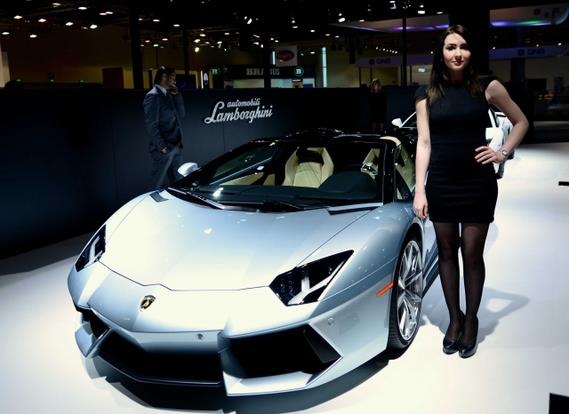 Dünyanın en pahalı arabalarının görücüye çıktığı 2013 Katar Otomobil Fuarı başladı.