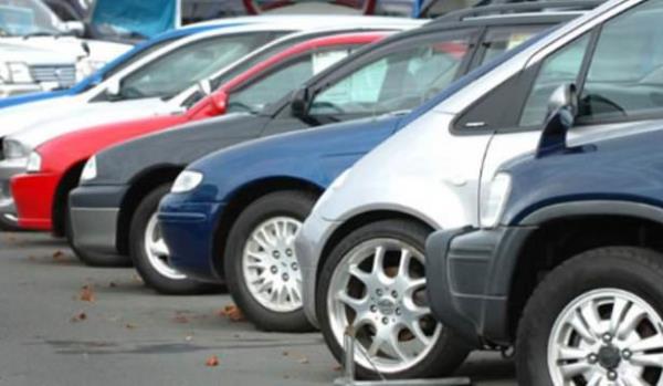 4. Oto galerileri ve bayileri gezin<br>    Otomotiv bayilerindeki fırsatları takip edin. İnternet sitelerini araştırın ve tanıdıklarınızdan bilgi alın.   <br>  Arabalar hakkındaki en doğru bilgileri satın alıp kullananlar verir.