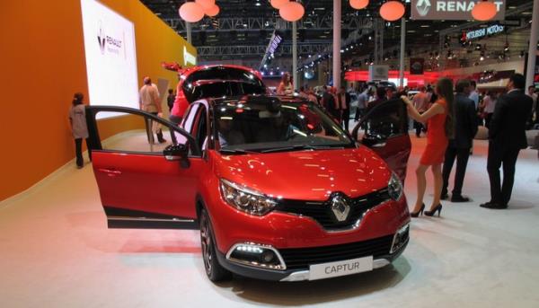 RENAULT  <br>    Renault, Haziran ayında binek otomobil satın alacak müşterilerine, sıfır faizli kredi ve ilk taksiti 2016 yılında ödeme imkanını bir arada sunuyor. Kampanya kapsamında sıfır faiz, maksimum 15.000 TL kredi tutarı ve 15 ay ödeme seçeneği ile kullanılabiliyor.