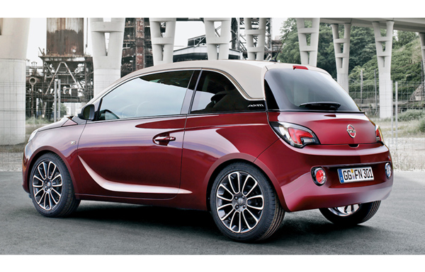 Opel’in kişiselleştirme özellikleriyle dikkat çeken ADAM modelinin sportif versiyonu S, yeni nesil 1.4 litre 150 beygirlik benzinli Ecotec motoru ve altı ileri manuel şanzıman seçeneğiyle 62 bin 800 TL, 3 kapılı mini crossover modeli ROCKS 1.4 litre 87 beygirlik Easytronik şanzıman seçeneği ile 61 bin 200 TL'den satılıyor.