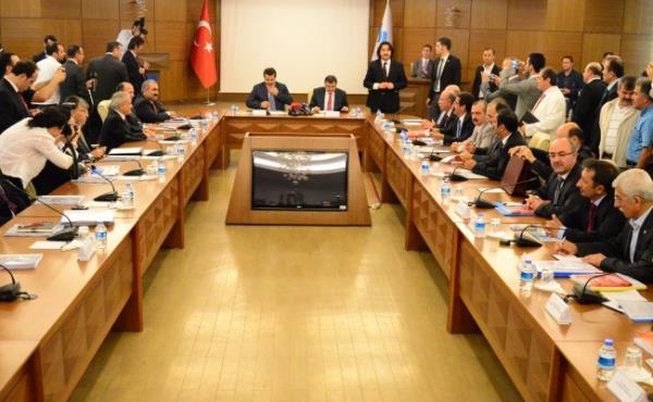 Memur Sen Başkanı Ahmet Gündoğdu için, toplu sözleşme masası yeniden düzenlendi. Aşağıda bu yılki toplu sözleşme masasının fotoğrafı bulunmaktadır.