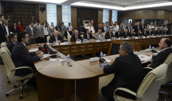 Fotoğraftan da görüleceği üzere, Ahmet Gündoğdu, Faruk Çelik ile yanyana oturtularak, Başkanlık statüsü perçinleştirilmiştir.