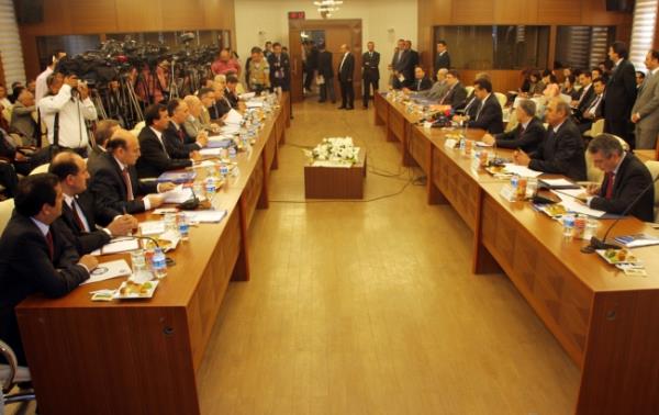 Gündoğdu bu masada, ortada oturmakta olup, yine Sendika heyetinin başkanıdır. Ancak anlaşılan o ki, bu masada oturması Başkanlığını yeterince gözlerimize sokmamış... Bu nedenle masa düzeni değiştirilmiş....