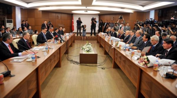 Aşağıda fotoğraf karesi geçen yılki görüşmelerden... Görüldüğü üzere iki taraflı bir pazarlık masasına oturulmuş olup, bu masa bize göre daha anlamlıdır.