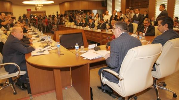 Ahmet Gündoğdu'nun iki taraflı bir pazarlık masası düzeni yerine, bir anlamda Başkan havasını gözlere sokan yeni masa düzeni kabullenmesi ve görüşmelere bu şekilde devam edilmesi, memurların taleplerinin küçük sendikal fantezilere kurban edilip edilmeyeceğini düşündürmektedir.