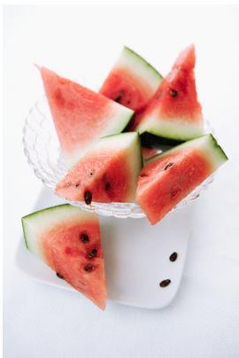 KARPUZ: Karpuz da Efendimiz’in en sevdiği meyvelerdendir. Hazret-i Âişe -radıyallâhu anha- Peygamberimizin karpuzla yaş hurmayı birlikte yiyip şöyle buyurduğunu nakleder: “Hurmanın harâretini karpuzun soğukluğuyla, karpuzun soğukluğunu da hurmanın hararetiyle kırıp gideriyoruz.”