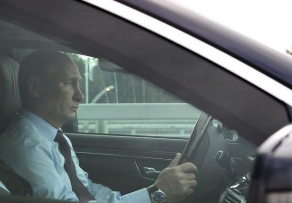 Rusya Federasyonu Devlet Başkanı Vladimir Putin 2012 yılının sonunda 'yerli' ve Rus bayrağını layıkıyla taşıyacak bir otomobile binmek istediğini söyledi.