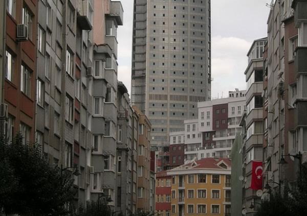 FERİKÖY<br>    Buranın adı hakkında da rivayetler muhtelif. Ermenicedeki “veri”, yani “yukarı” kelimesinden Yukarıköy anlamına geldiği söylenirken, bir başka hikâyede İstanbul’un ünlü Levantenlerinden Mösyö Ferry karşımıza çıkıyordu. Burada bir köşk yaptıran Mösyö Ferry, civarda avlanırken attan düşüp ayağını kıran Sultan III. Ahmet’in yardımına koşunca bölge bu ismi almıştı.    Bir diğer söylentiye göre de, Abdülmecit tarafından, bugün semtin bulunduğu yer Madam Feri’ye bağışlanmıştı ve semtin ismi buradan geliyordu.